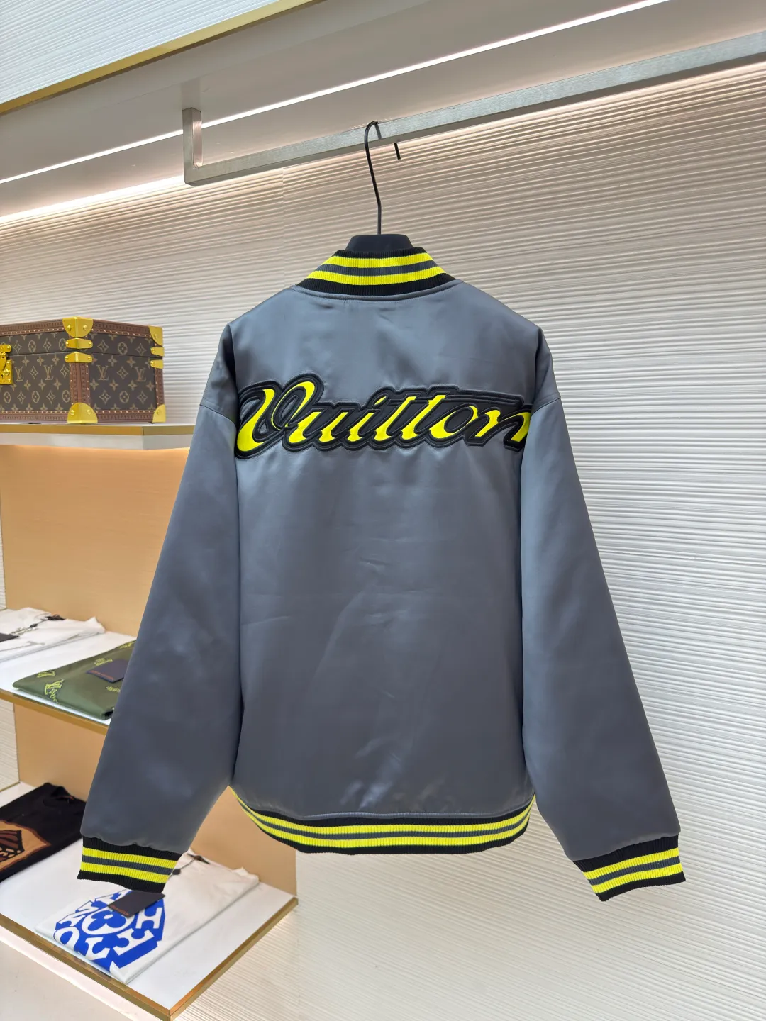 LOUIS VUITTON Silk Satin Baseball Tunic Jacket ●Authentic product: Purchased and developed by 30074 ●Item No.: 1680551-C10 ●Fabric: Jacket fabric ●Technology: Positioning cutting machine ●Version: Fitted version ●Weight: about 1085 grams ●Size: 46-48-50-52 ●Description: The silk satin baseball tunic jacket is from the 2025 autumn and winter show, and will attract attention from LV Floral patches and a scripted Vuitton logo adorn the front and back, echoing the ribbing on the collar, cuffs and hem. A lightweight quilted lining and hidden pockets round out the functionality. The overall wiring is straight and delicate, the fabric is comfortable and soft, and the color is consistent without color difference. It can be matched with the same style to create a fashionable look and control various occasions. Customized accessories, complete with three standards, same style for men and women!